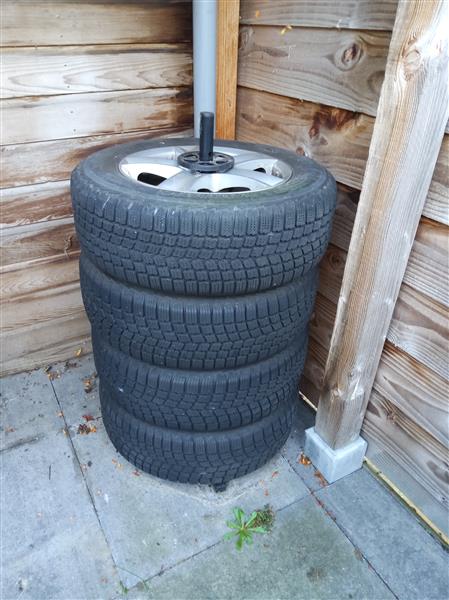 Grote foto set winterbanden op aluminium velgen auto onderdelen banden en velgen