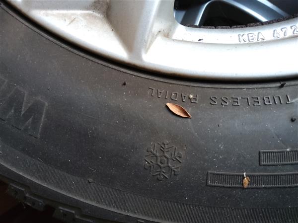 Grote foto set winterbanden op aluminium velgen auto onderdelen banden en velgen