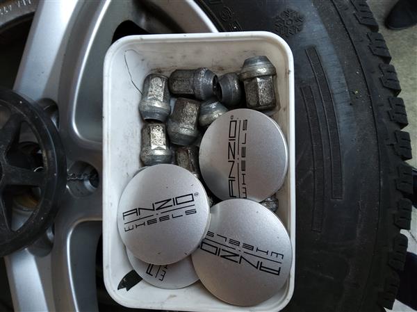 Grote foto set winterbanden op aluminium velgen auto onderdelen banden en velgen