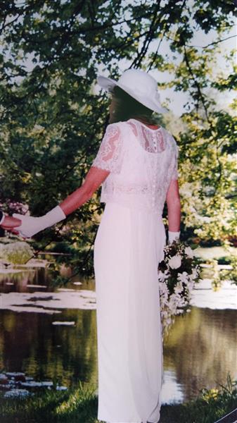 Grote foto stijlvolle roomwitte trouwjurk kleding dames trouwkleding