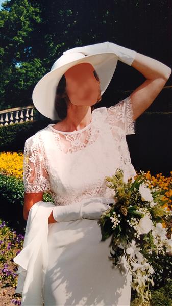 Grote foto stijlvolle roomwitte trouwjurk kleding dames trouwkleding