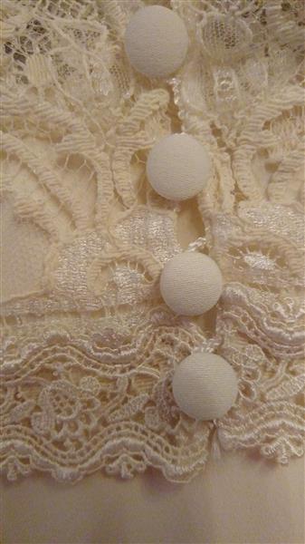 Grote foto stijlvolle roomwitte trouwjurk kleding dames trouwkleding