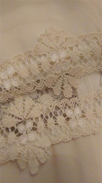 Grote foto stijlvolle roomwitte trouwjurk kleding dames trouwkleding