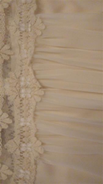 Grote foto stijlvolle roomwitte trouwjurk kleding dames trouwkleding