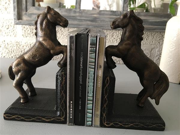 Grote foto boekensteunenset de steigerende paarden bronslook. tuin en terras tuindecoratie