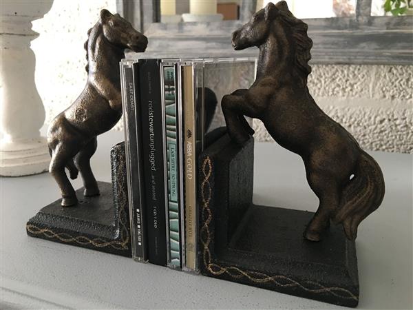 Grote foto boekensteunenset de steigerende paarden bronslook. tuin en terras tuindecoratie