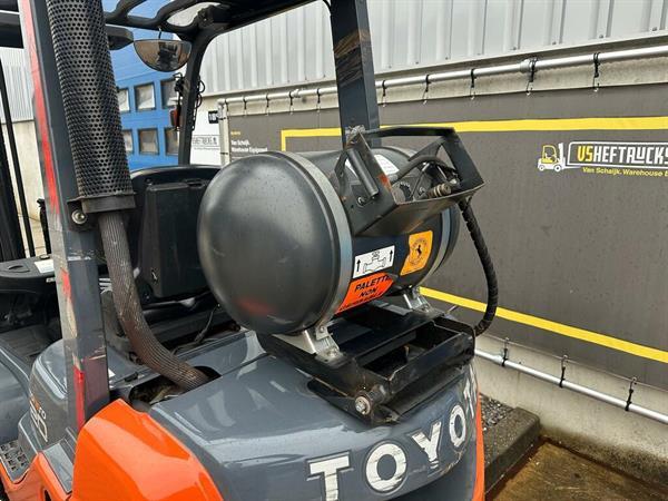 Grote foto vs 21922 lpg triplex heftruck toyota 02 8fgf20 bj2017 4700mm agrarisch heftrucks
