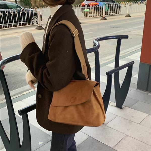 Grote foto schoudertas met klep en brede riem nubuck pu leer vintage handtas met grote capaciteit sieraden tassen en uiterlijk damestassen