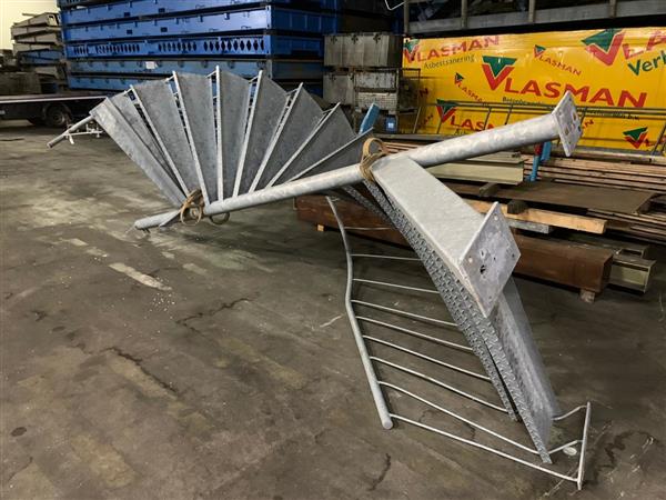 Grote foto gegalvaniseerde trap spindel brandtrap 340 cm loophoogte doe het zelf en verbouw hout en planken