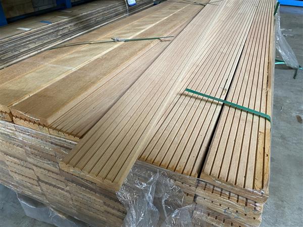 Grote foto 28x145 mm geschaafde antislip 210cm doe het zelf en verbouw hout en planken