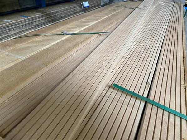Grote foto 28x145 mm geschaafde antislip 210cm doe het zelf en verbouw hout en planken