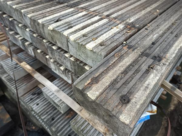 Grote foto gebruikte hardhouten antislipdeel 65x135 mm x 1670 mm lengte doe het zelf en verbouw hout en planken