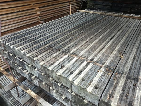 Grote foto gebruikte hardhouten antislipdeel 65x135 mm x 1670 mm lengte doe het zelf en verbouw hout en planken