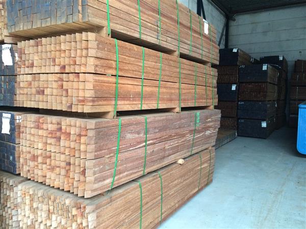 Grote foto 6x6cm 4.0m hard hout ruw doe het zelf en verbouw hout en planken