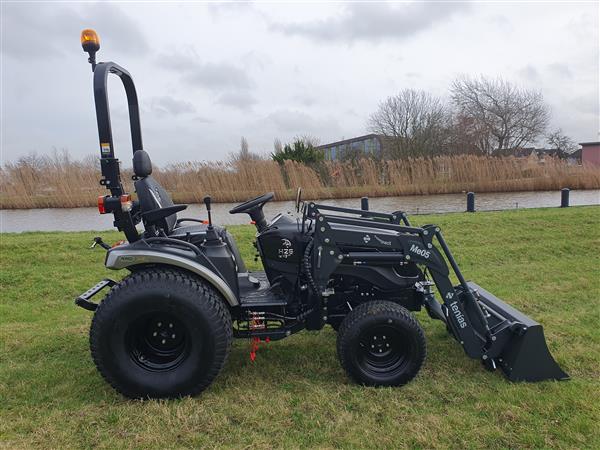 Grote foto solis 26 4wd hydrostaat black edition agrarisch tractoren