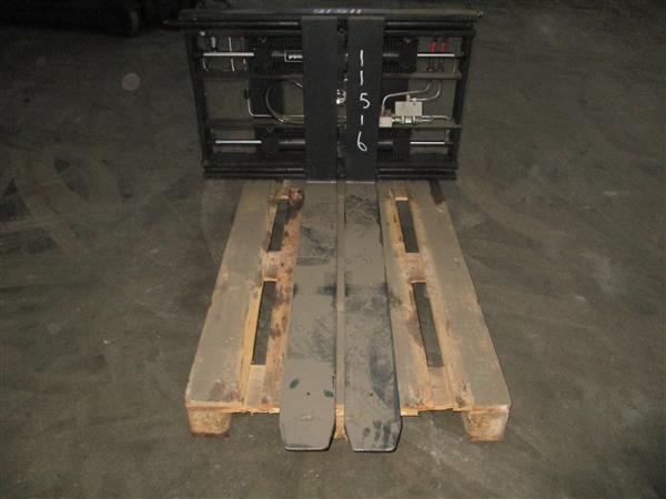 Grote foto griptech shiftend vorkenversteller met schuifvorken agrarisch heftrucks