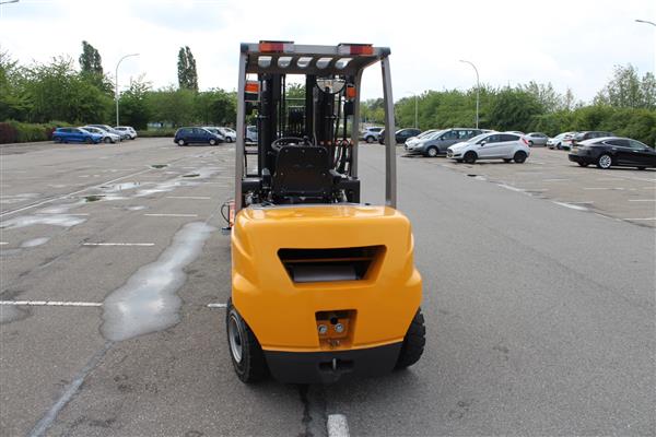 Grote foto sigma heftruck mitsubishi diesel 3.5t agrarisch mechanisatie
