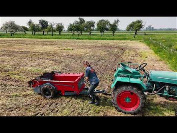 Grote foto mini mestverspreider wielaangedreven agrarisch mechanisatie