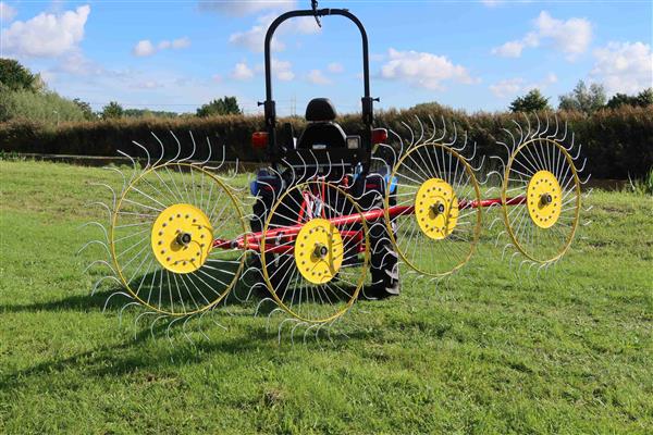 Grote foto kraffter acrobaathark mini agrarisch mechanisatie