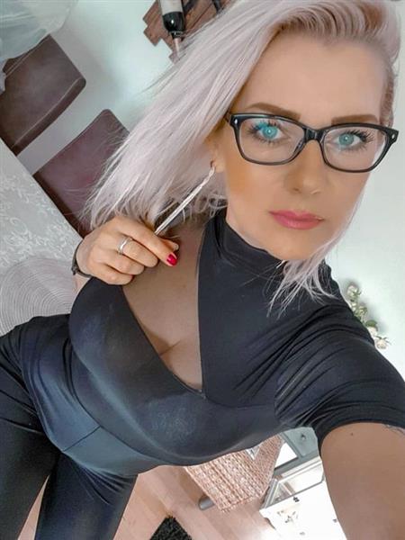 Grote foto zelfverzekerde sexy gescheiden veertiger contacten en berichten vrouw zoekt man