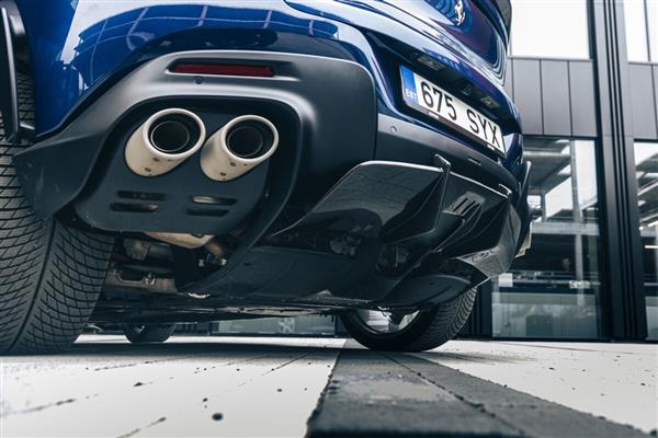 Grote foto dit betreft een ferrari purosangue carbon diffuser middel auto onderdelen tuning en styling