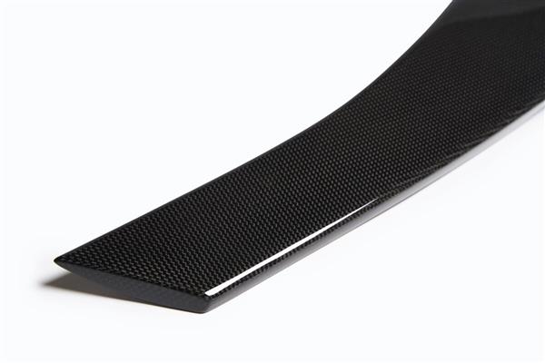 Grote foto dit betreft een ferrari purosangue carbon kofferbak middel lip spoiler auto onderdelen tuning en styling