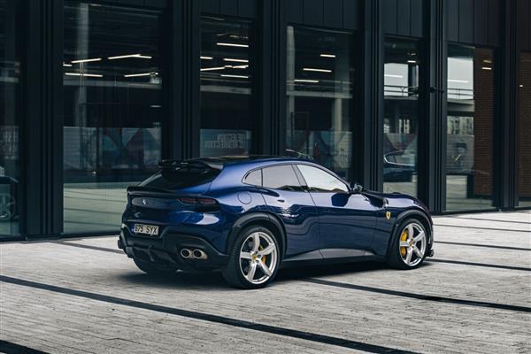 Grote foto dit betreft een ferrari purosangue carbon kofferbak middel lip spoiler auto onderdelen tuning en styling