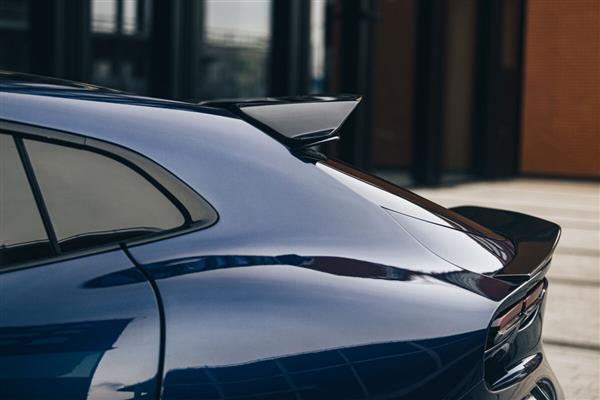 Grote foto dit betreft een ferrari purosangue carbon kofferbak middel lip spoiler auto onderdelen tuning en styling