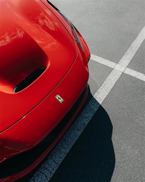 Grote foto dit betreft een ferrari f8 tributo carbon motorkap luchthapper inlaat duct auto onderdelen tuning en styling