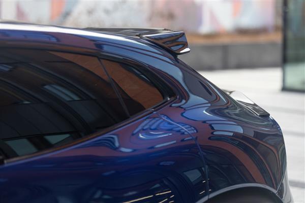 Grote foto dit betreft een ferrari purosangue carbon kofferbak dak spoiler lip auto onderdelen tuning en styling