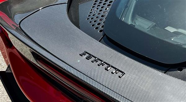 Grote foto ferrari sf90 stradale spider carbon achterspoiler cover auto onderdelen tuning en styling
