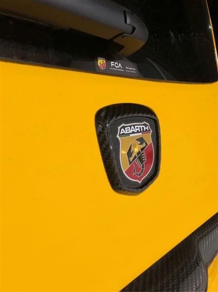 Grote foto fiat abarth 500 595 carbon fiber achter logo embleem frame auto onderdelen tuning en styling