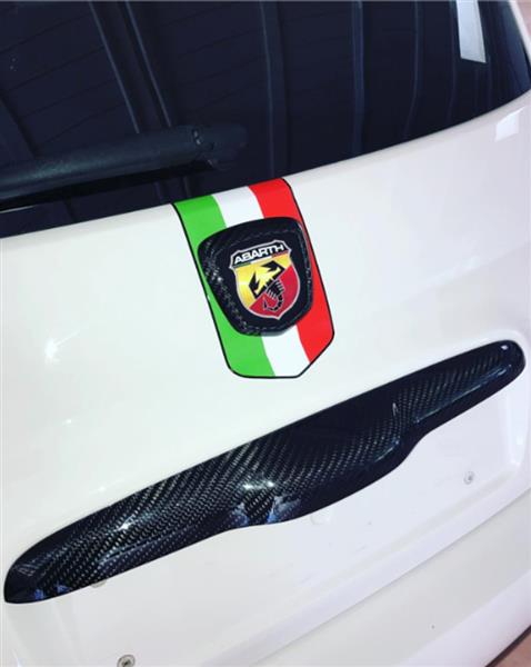 Grote foto fiat abarth 500 595 carbon fiber achter logo embleem frame auto onderdelen tuning en styling