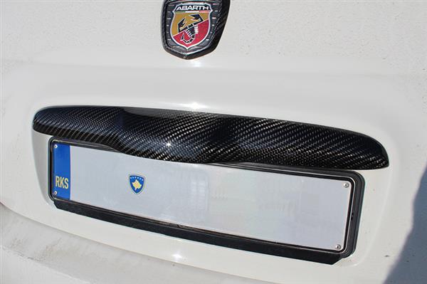 Grote foto fiat abarth 500 carbon fiber achter klep boven kenteken auto onderdelen tuning en styling