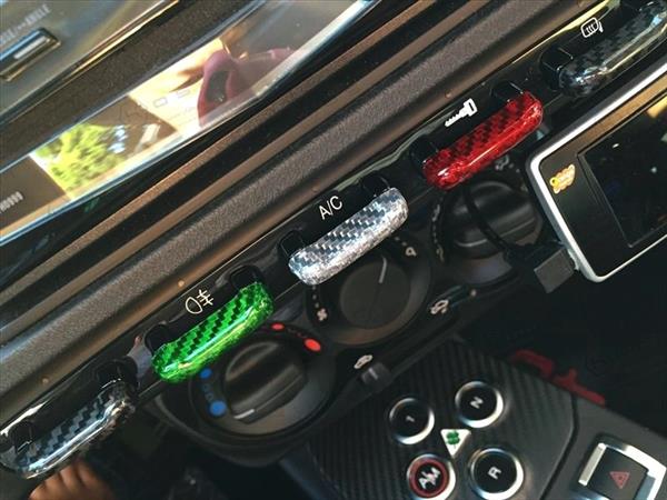 Grote foto alfa romeo 4c carbon fiber controle knoppen auto onderdelen tuning en styling