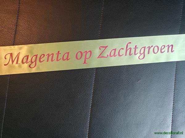 Grote foto zachtgroen lint 70 mm met magenta opdruk 80cm. eigen tekst opgeven in het veld opmerkingen aan verzamelen overige verzamelingen