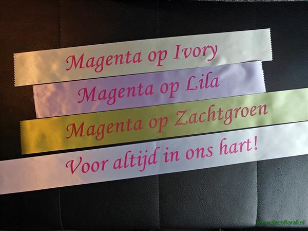 Grote foto zachtgroen lint 70 mm met magenta opdruk 80cm. eigen tekst opgeven in het veld opmerkingen aan verzamelen overige verzamelingen