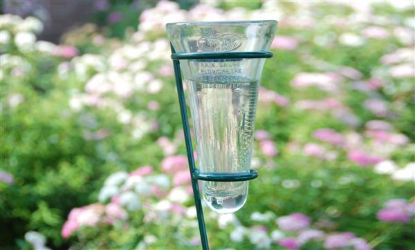 Grote foto regenmeter met groene houder metaal th6 tuin en terras tuindecoratie