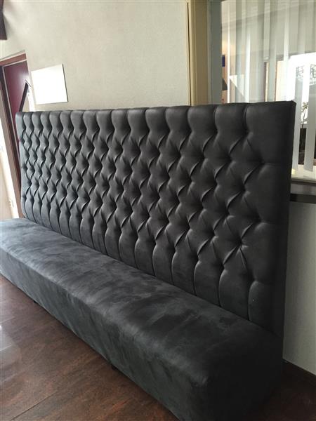 Grote foto luxe wandbank op maat met hoge rugleuning 133cm x 135cm huis en inrichting bankstellen
