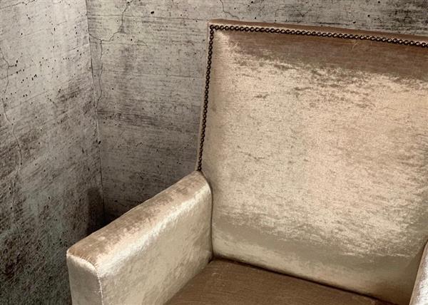 Grote foto velours stoel met nagels huis en inrichting stoelen