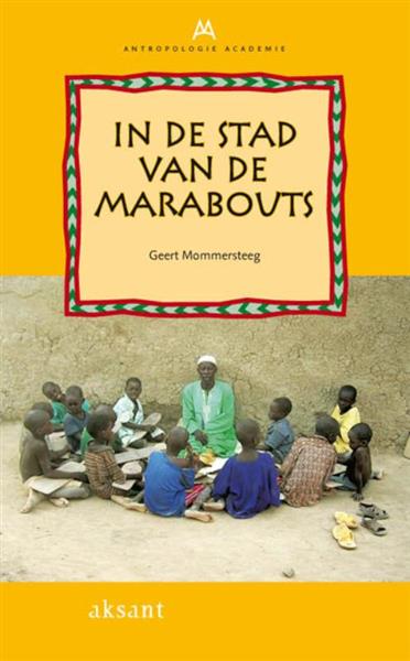 Grote foto in de stad van de marabouts antropologie academie boeken politiek en maatschappij