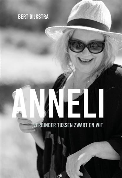 Grote foto anneli tussen zwart en wit boeken overige boeken