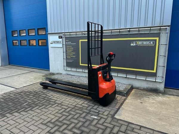 Grote foto vs 21942 elektrische palletwagen bt lepels 2000mm doe het zelf en verbouw hefwerktuigen