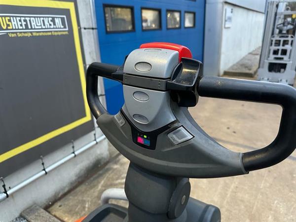 Grote foto vs 21944 elektrische meerijdpalletwagen bt lepels 2350mm doe het zelf en verbouw hefwerktuigen