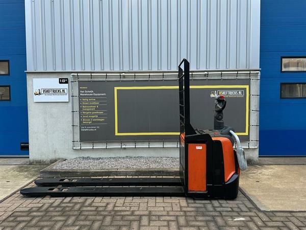 Grote foto vs 21944 elektrische meerijdpalletwagen bt lepels 2350mm doe het zelf en verbouw hefwerktuigen