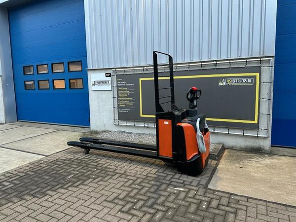 Grote foto vs 21944 elektrische meerijdpalletwagen bt lepels 2350mm doe het zelf en verbouw hefwerktuigen