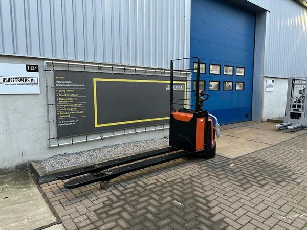 Grote foto vs 21944 elektrische meerijdpalletwagen bt lepels 2350mm doe het zelf en verbouw hefwerktuigen
