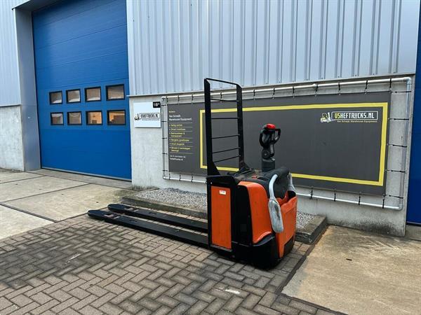 Grote foto vs 21944 elektrische meerijdpalletwagen bt lepels 2350mm doe het zelf en verbouw hefwerktuigen