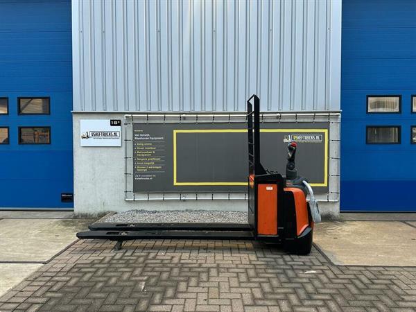 Grote foto vs 21944 elektrische meerijdpalletwagen bt lepels 2350mm doe het zelf en verbouw hefwerktuigen
