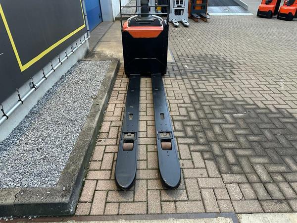 Grote foto vs 21944 elektrische meerijdpalletwagen bt lepels 2350mm doe het zelf en verbouw hefwerktuigen